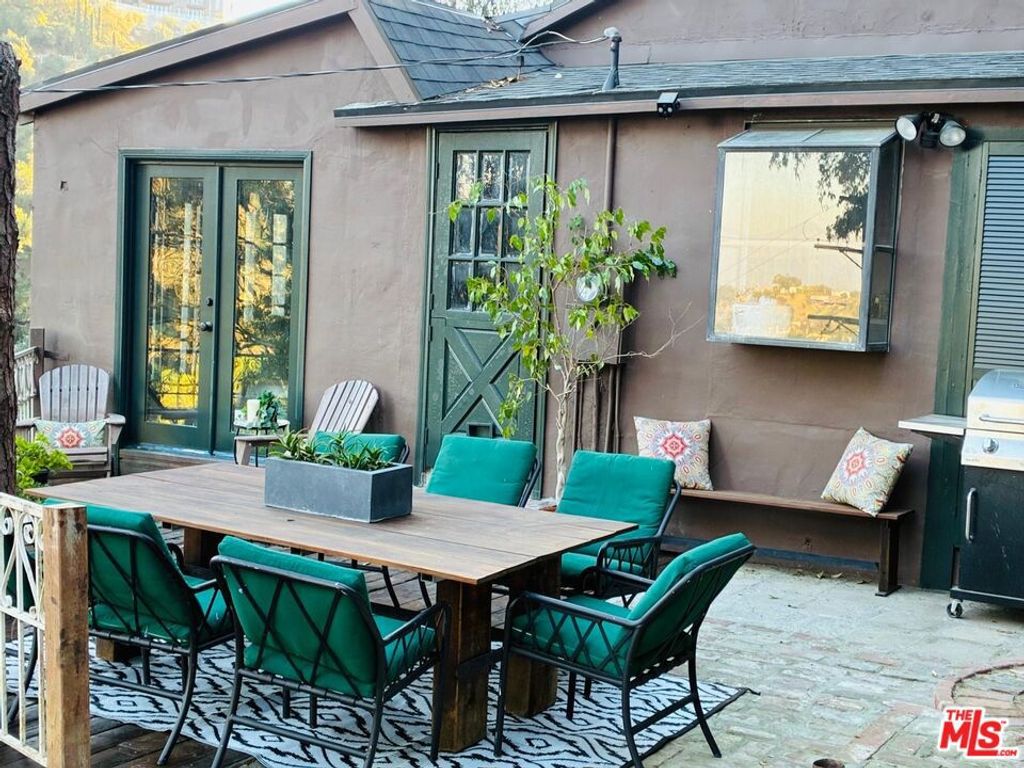 Image 2 of property listing at 8718 Crescent Drive, Los Angeles, CA 90046