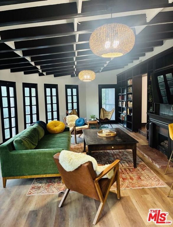 Image 4 of property listing at 8718 Crescent Drive, Los Angeles, CA 90046