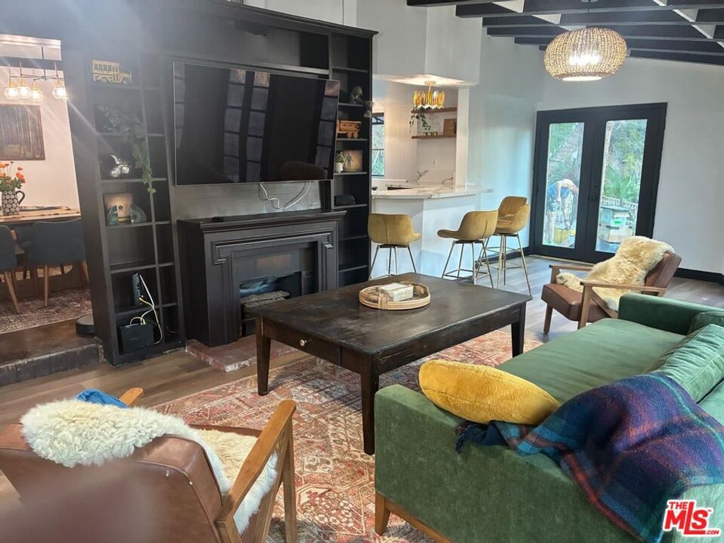 Image 5 of property listing at 8718 Crescent Drive, Los Angeles, CA 90046