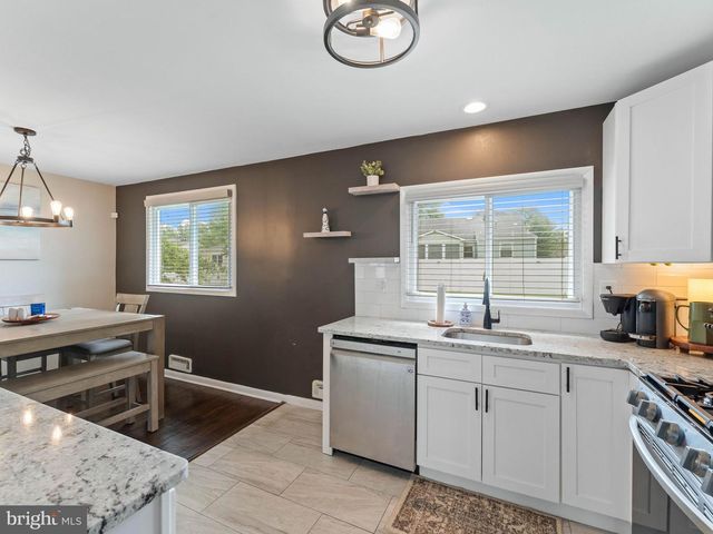 52 LONGWOOD DR, Stratford, NJ 08084