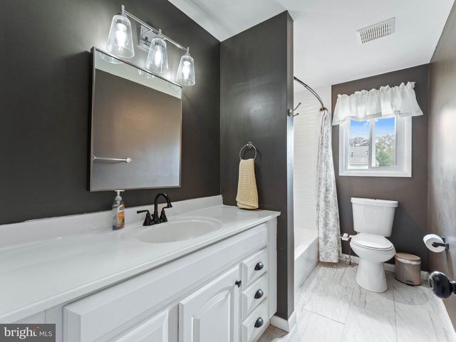 52 LONGWOOD DR, Stratford, NJ 08084
