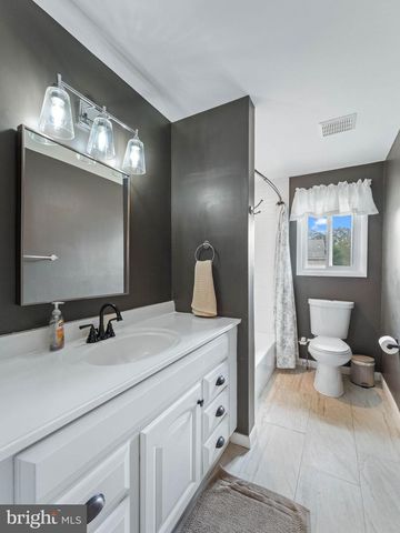 52 LONGWOOD DR, Stratford, NJ 08084