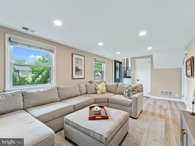 52 LONGWOOD DR, Stratford, NJ 08084