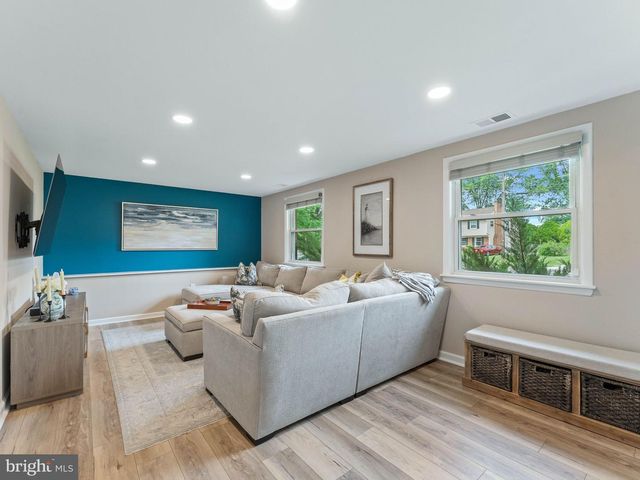 52 LONGWOOD DR, Stratford, NJ 08084