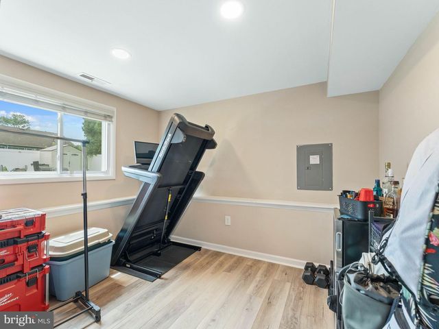 52 LONGWOOD DR, Stratford, NJ 08084