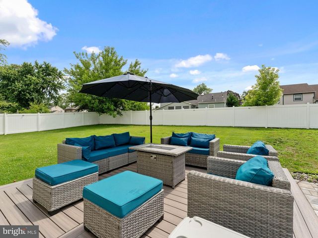 52 LONGWOOD DR, Stratford, NJ 08084