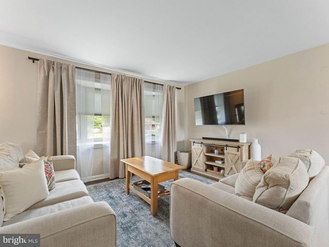 52 LONGWOOD DR, Stratford, NJ 08084