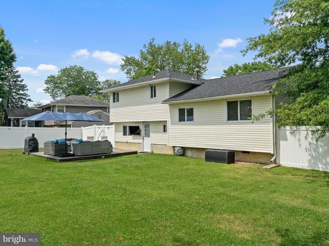 52 LONGWOOD DR, Stratford, NJ 08084