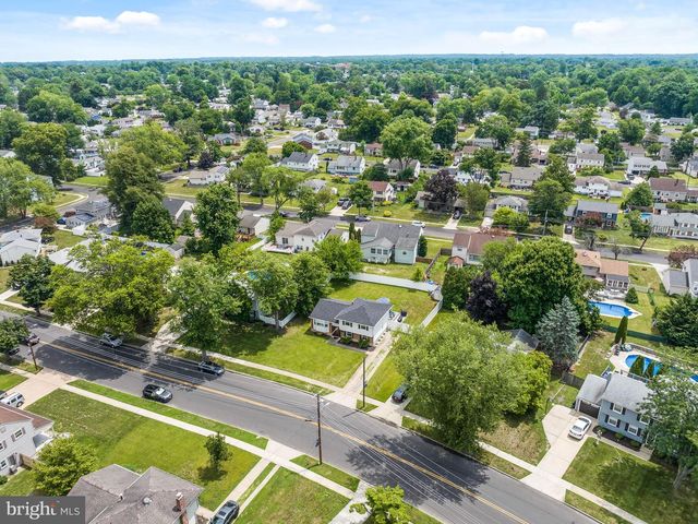 52 LONGWOOD DR, Stratford, NJ 08084
