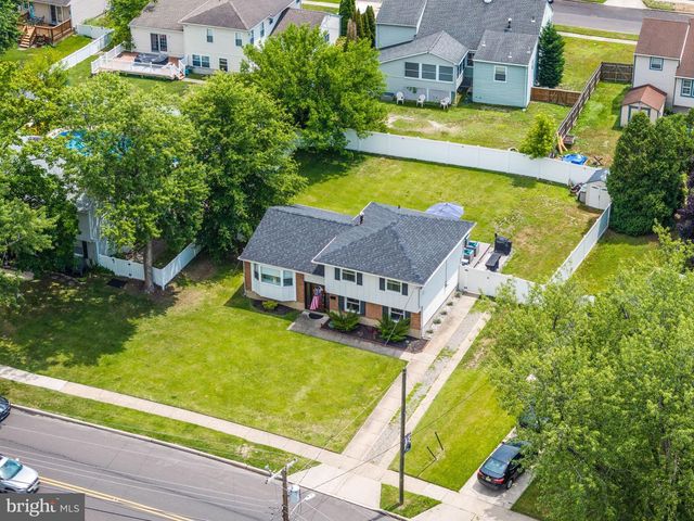 52 LONGWOOD DR, Stratford, NJ 08084
