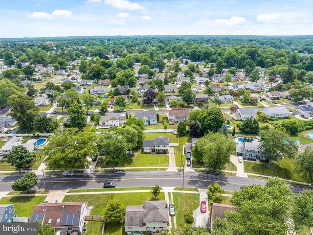 52 LONGWOOD DR, Stratford, NJ 08084