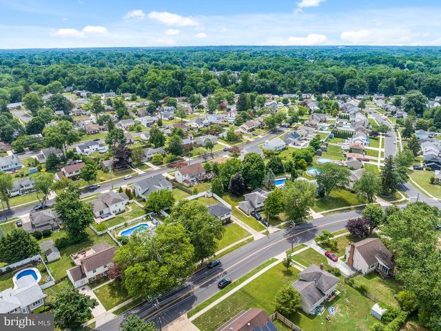 52 LONGWOOD DR, Stratford, NJ 08084