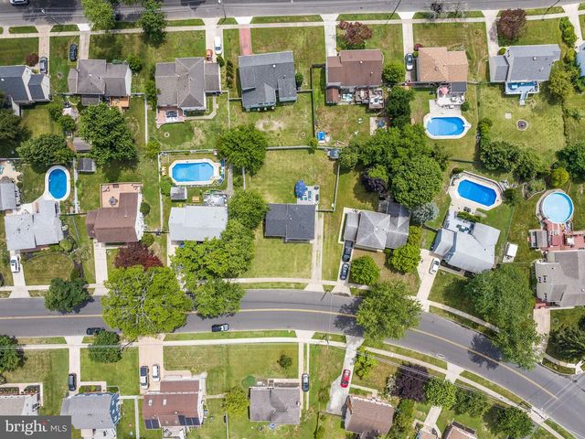 52 LONGWOOD DR, Stratford, NJ 08084