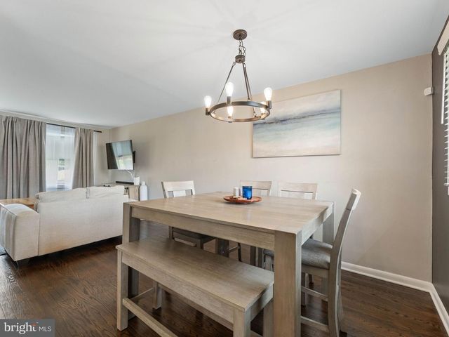 52 LONGWOOD DR, Stratford, NJ 08084