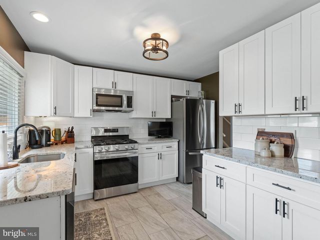 52 LONGWOOD DR, Stratford, NJ 08084