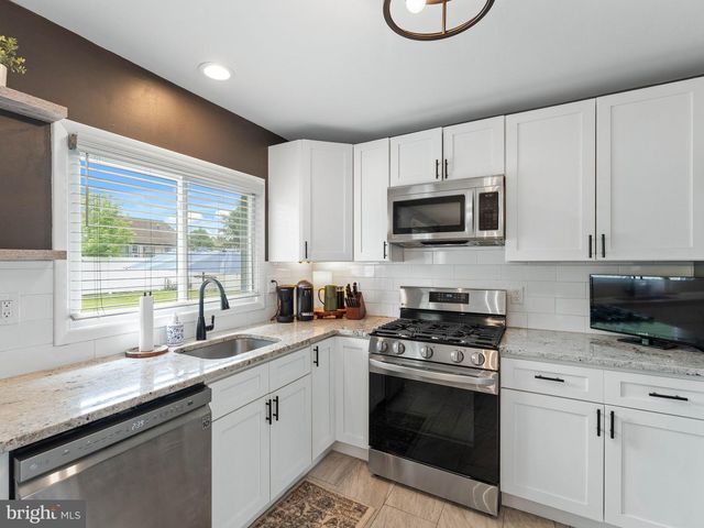 52 LONGWOOD DR, Stratford, NJ 08084