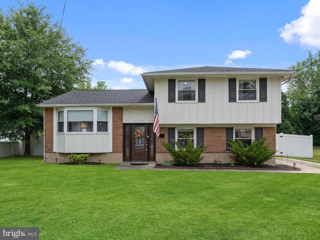 52 LONGWOOD DR, Stratford, NJ 08084