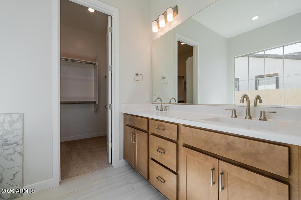 Image 7 of property listing at 5879 S RED ROCK Street, Gilbert, AZ 85298