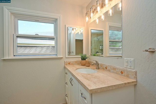 1013 Pleasant Valley Dr, Pleasant Hill, CA 94523