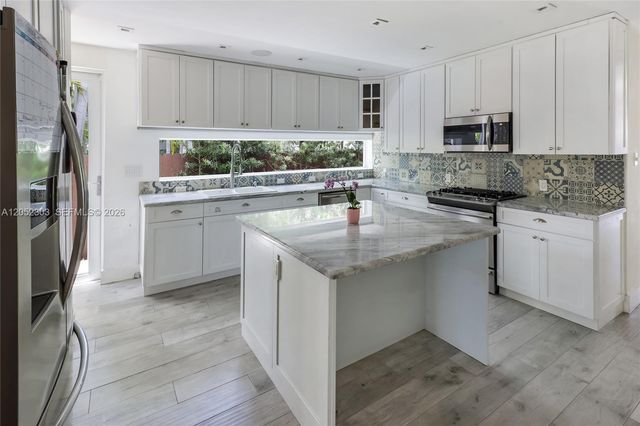 583 W 49th St, Miami Beach, FL 33140