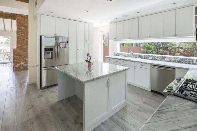 583 W 49th St, Miami Beach, FL 33140