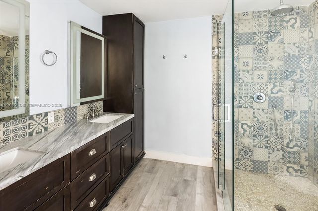 583 W 49th St, Miami Beach, FL 33140