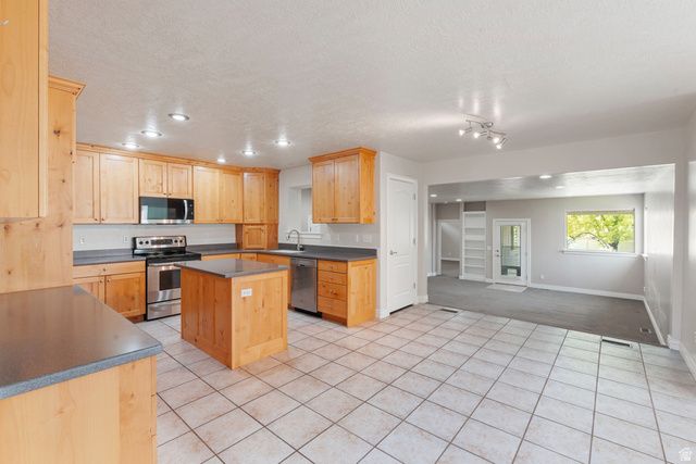 182 S MORNING MIST LN, Kaysville, UT 84037