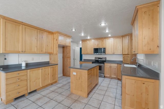 182 S MORNING MIST LN, Kaysville, UT 84037