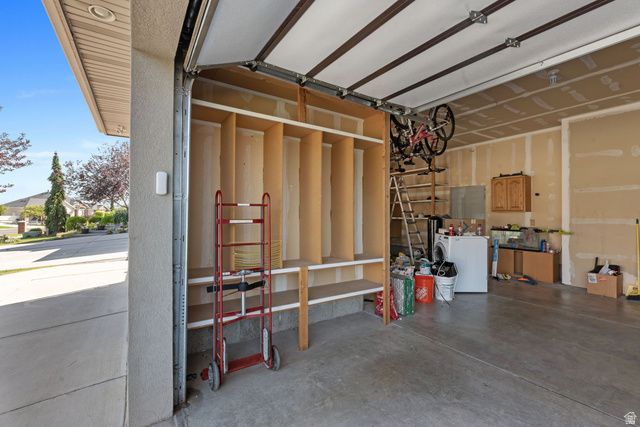 182 S MORNING MIST LN, Kaysville, UT 84037