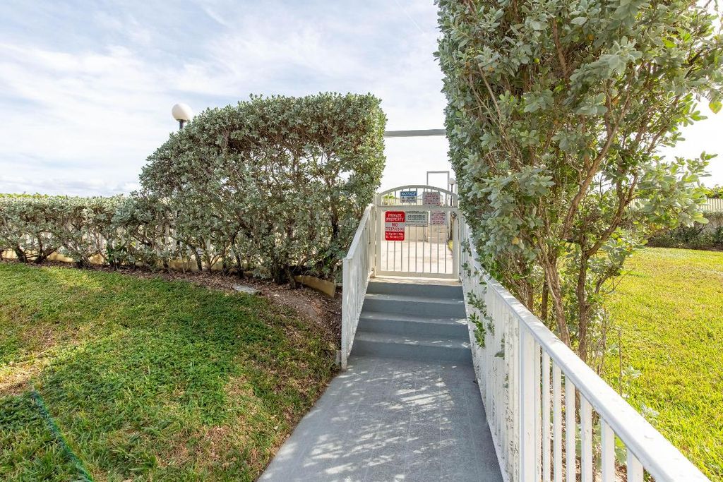 Image 10 of property listing at 2565 S Ocean Boulevard 1100, Palm Beach, FL 33480