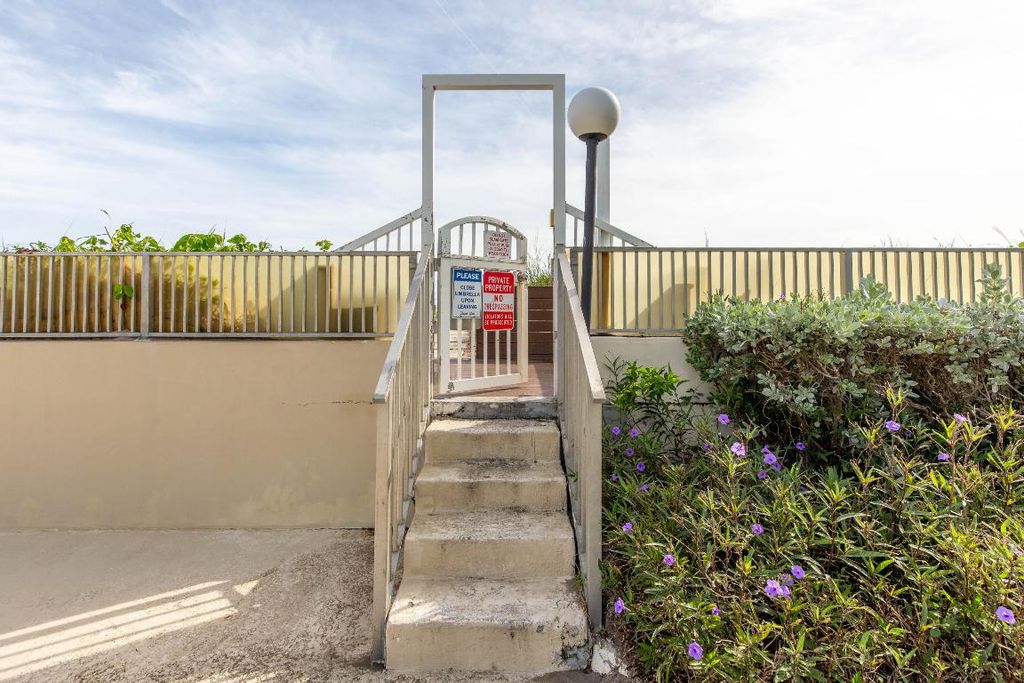 Image 11 of property listing at 2565 S Ocean Boulevard 1100, Palm Beach, FL 33480