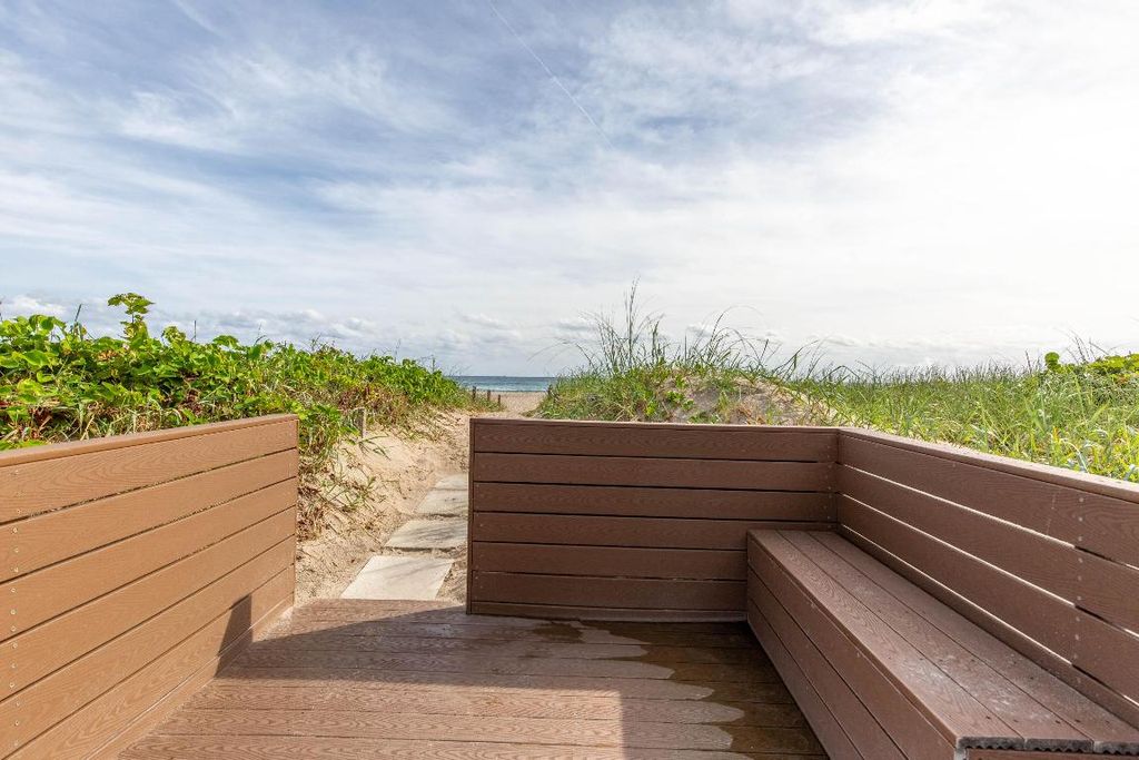 Image 12 of property listing at 2565 S Ocean Boulevard 1100, Palm Beach, FL 33480