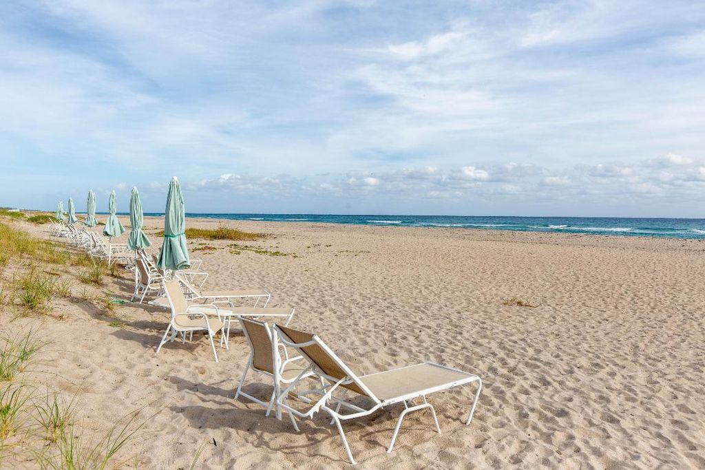 Image 14 of property listing at 2565 S Ocean Boulevard 1100, Palm Beach, FL 33480