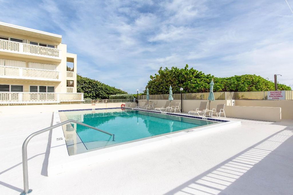 Image 17 of property listing at 2565 S Ocean Boulevard 1100, Palm Beach, FL 33480