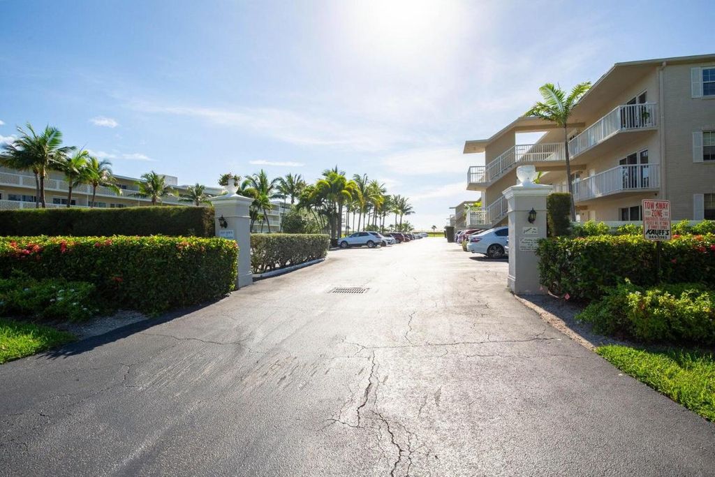 Image 2 of property listing at 2565 S Ocean Boulevard 1100, Palm Beach, FL 33480