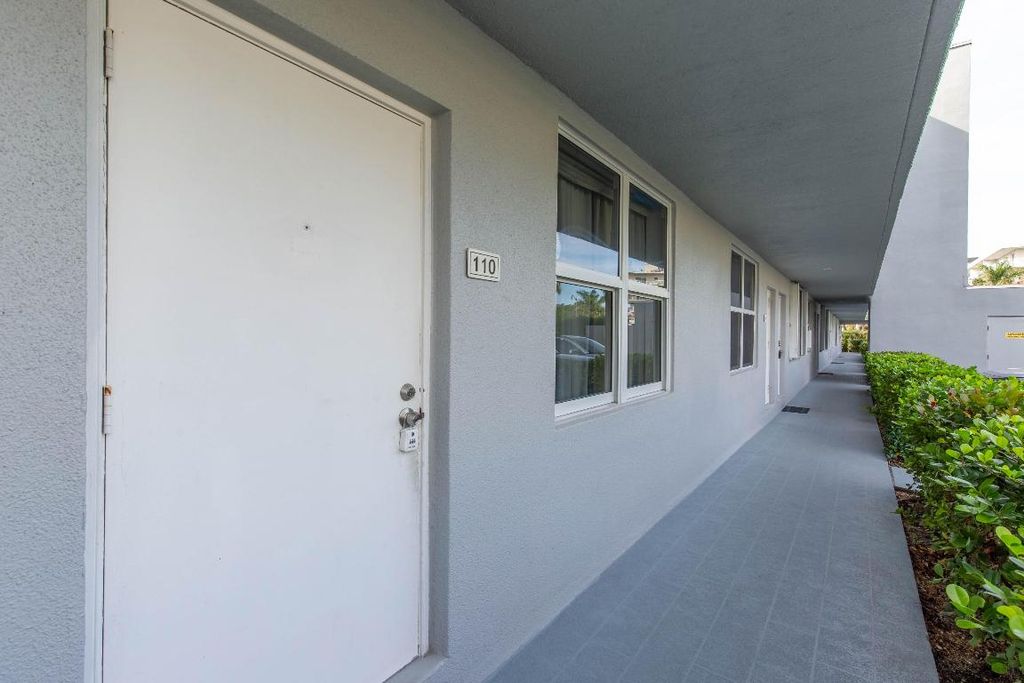 Image 3 of property listing at 2565 S Ocean Boulevard 1100, Palm Beach, FL 33480