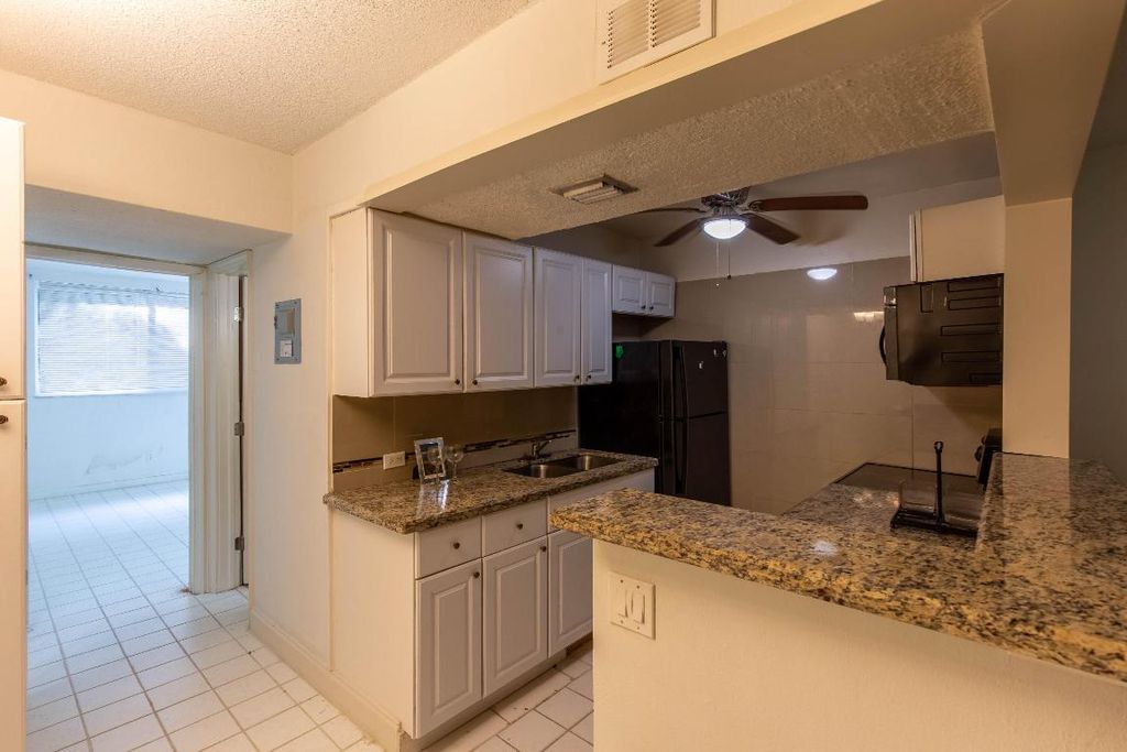 Image 8 of property listing at 2565 S Ocean Boulevard 1100, Palm Beach, FL 33480