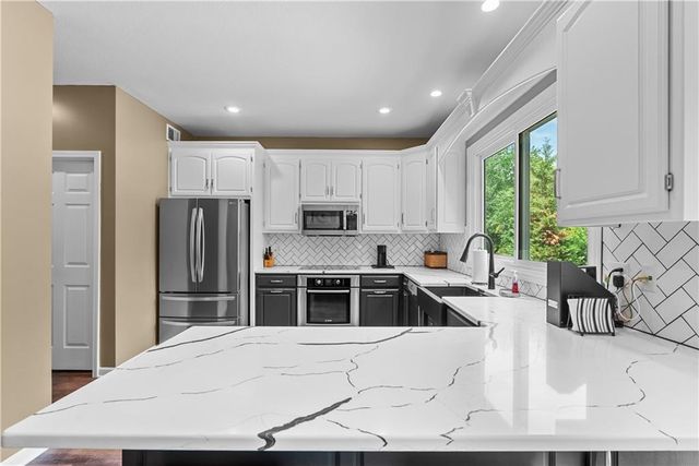 5717 NE Coral Drive, Lee's Summit, MO 64064