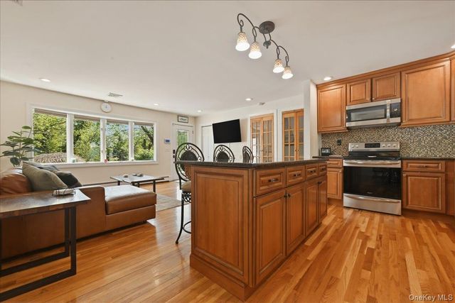 3 Layne Way, Northport, NY 11768