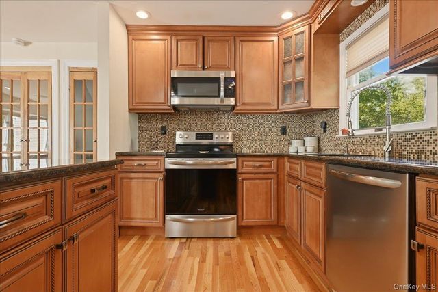 3 Layne Way, Northport, NY 11768