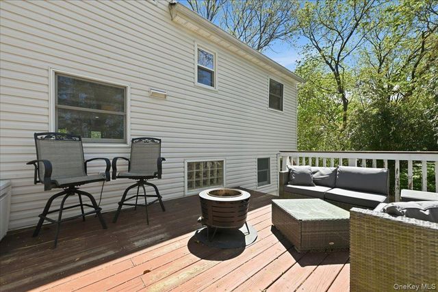 3 Layne Way, Northport, NY 11768