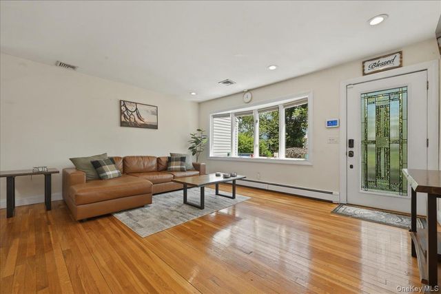 3 Layne Way, Northport, NY 11768