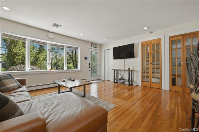 3 Layne Way, Northport, NY 11768