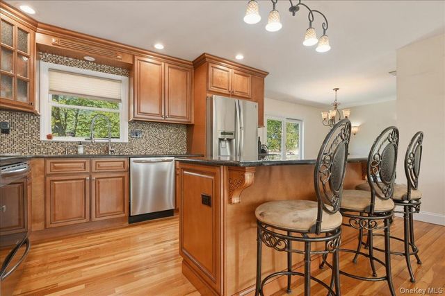 3 Layne Way, Northport, NY 11768