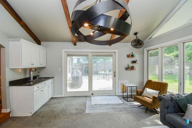 1705 E Edgewood Rd Road, Sioux Falls, SD 57103