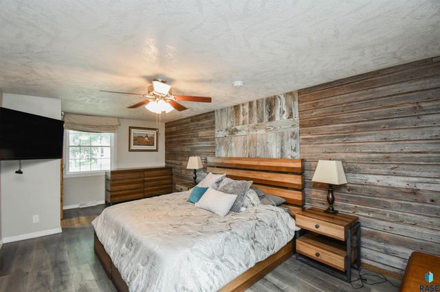 1705 E Edgewood Rd Road, Sioux Falls, SD 57103