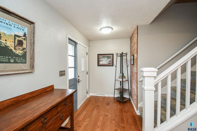 1705 E Edgewood Rd Road, Sioux Falls, SD 57103