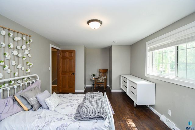 1705 E Edgewood Rd Road, Sioux Falls, SD 57103