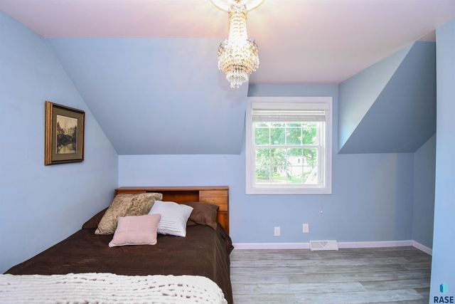1705 E Edgewood Rd Road, Sioux Falls, SD 57103