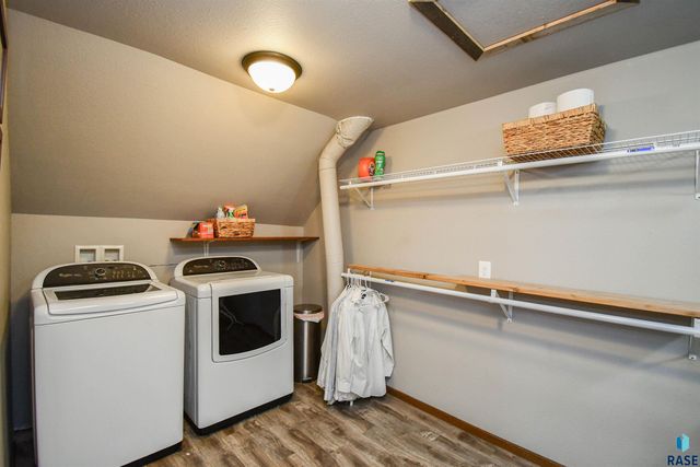 1705 E Edgewood Rd Road, Sioux Falls, SD 57103